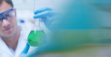 Erkek bilim adamının elinde yeşil sıvı şişeyle fotokopi uzayının bileşimi. Dijital olarak oluşturulan araştırma ve bilim konsepti.