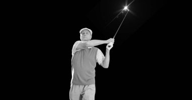 Golf sopasıyla beyaz erkek golfçü kompozisyonu ve siyah-beyaz fotokopi alanı. spor ve yarışma konsepti dijital olarak oluşturulmuş görüntü.