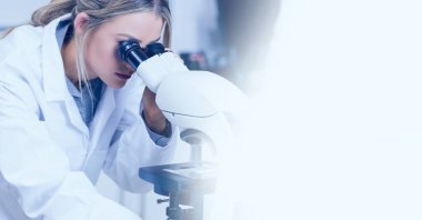 Kadın laboratuvar teknisyeninin mikroskop kullanarak sağında bulanık beyaz kopya alanı olan bileşimi. Tıbbi ve bilimsel araştırma konsepti dijital olarak oluşturulmuş görüntü.