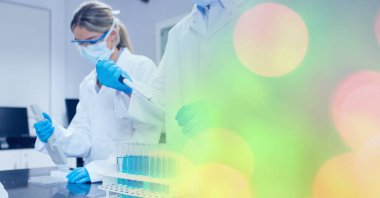 Erkek ve kadın laboratuvar teknisyenlerinin kompozisyonu, renkli bokeh fotokopi alanı sağda. Tıbbi ve bilimsel araştırma konsepti dijital olarak oluşturulmuş görüntü.