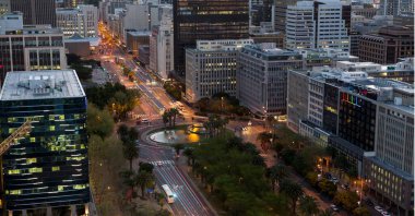Şehir manzarası üzerindeki ışık yolları ve bağlantılar ağının bileşimi. küresel teknoloji ve ağ konsepti dijital olarak oluşturulmuş görüntü.