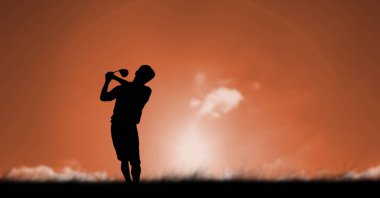Manzara üzerinde erkek golfçünün siluetinin ve fotokopi uzayıyla güneşin batışının kompozisyonu. spor ve yarışma konsepti dijital olarak oluşturulmuş görüntü.
