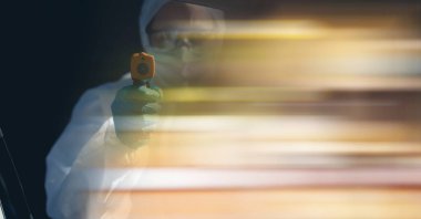 Pen giysisi giyen ve termometre kullanan, bulanık fotokopi alanı olan birinin bileşimi. Dijital olarak üretilen covid 19 pandemik konsept sırasında tıbbi hizmetler ve araştırma.