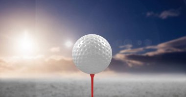 Kırmızı tişörtün üzerindeki golf topunun bileşimi. Spor ve rekabet konsepti dijital olarak oluşturulmuş imaj.