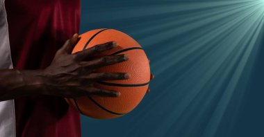 Kopya alanı olan topu tutan Afrikalı Amerikalı erkek basketbolcunun orta bölümünün kompozisyonu. spor ve yarışma konsepti dijital olarak oluşturulmuş görüntü.