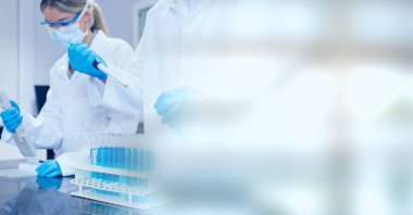 Erkek ve kadın laboratuvar teknisyenlerinin kompozisyonu, sağında bulanık kopya alanı var. Tıbbi ve bilimsel araştırma konsepti dijital olarak oluşturulmuş görüntü.