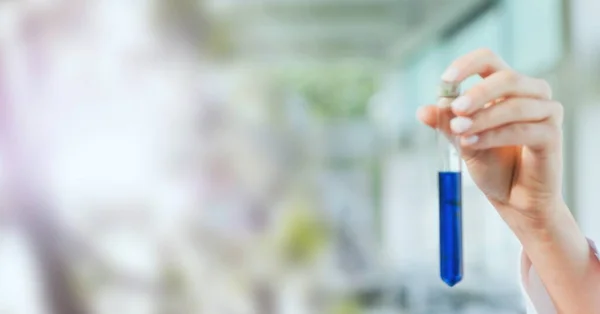 Laboratuvar Teknisyeninin Elinde Mavi Sıvı Test Tüpü Tutarken Bulanık Kopya — Stok fotoğraf
