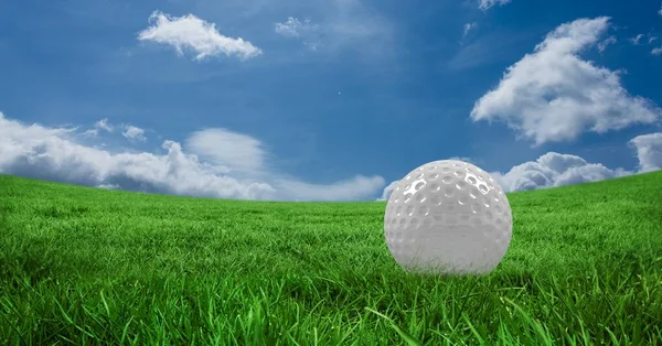 Composição Bola Golfe Grama Céu Azul Espaço Cópia Conceito Desporto — Fotografia de Stock