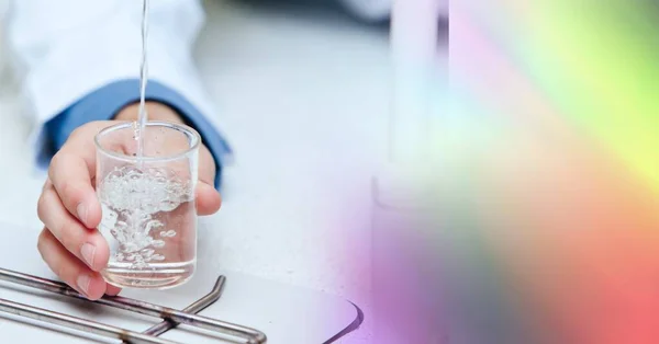 化学烧杯中手握液体的成分 右边有模糊的彩色复制空间 医学和科学研究概念数字化生成的图像 — 图库照片