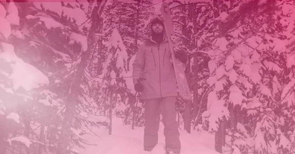 Composición Esquiador Masculino Que Lleva Esquís Montañas Con Tinte Rosa —  Fotos de Stock