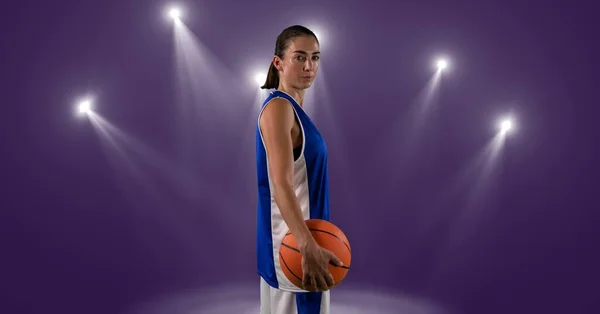 Skład Kaukaski Męski Koszykarz Trzymający Piłkę Punktowymi Światłami Przestrzeń Kopiowania — Zdjęcie stockowe