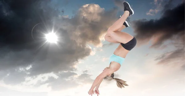 Σύνθεση Του Καυκάσιου Γυναικείου High Jumper Στον Αέρα Χώρο Αντιγραφής — Φωτογραφία Αρχείου