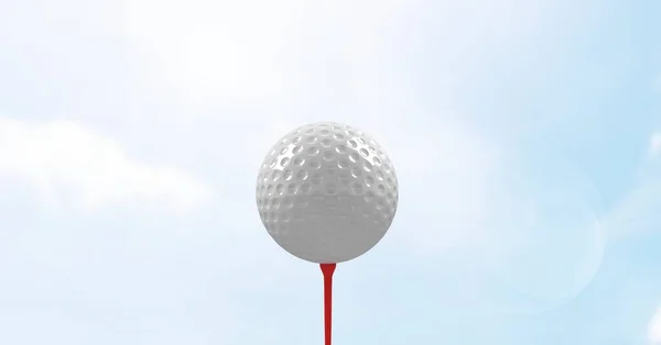 Composition Balle Golf Sur Tee Rouge Sur Ciel Bleu Sport — Photo