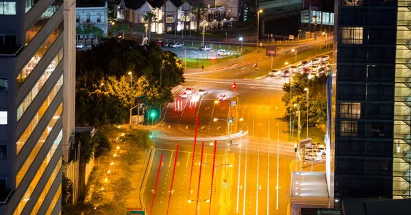 Şehir manzarası üzerindeki ışık yolları ve bağlantılar ağının bileşimi. küresel teknoloji ve ağ konsepti dijital olarak oluşturulmuş görüntü.