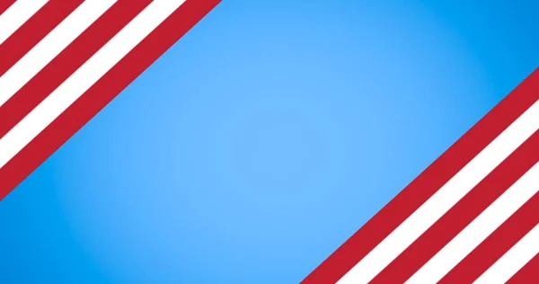 アメリカ国旗の青い背景にコピースペースのある赤と白の斜めのストライプの構成 愛国心とお祝いのコンセプトをデジタルで — ストック写真