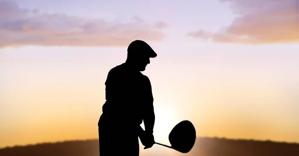 Složení Siluety Mužského Golfisty Nad Krajinou Mraky Modré Obloze Kopírovacím — Stock fotografie