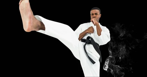 Skład Męskiego Mistrza Karate Walki Czarnym Pasem Kopiącym Dym Przestrzeń — Zdjęcie stockowe