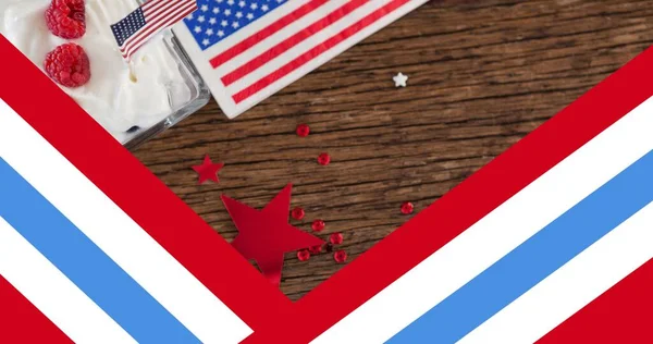 Skład Gwiazd Pasków Nad Amerykańską Flagą Drewnianej Powierzchni Koncepcja Patriotyzmu — Zdjęcie stockowe