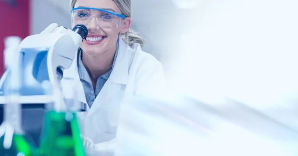 Composición Del Técnico Laboratorio Femenino Sonriente Usando Microscopio Con Espacio —  Fotos de Stock