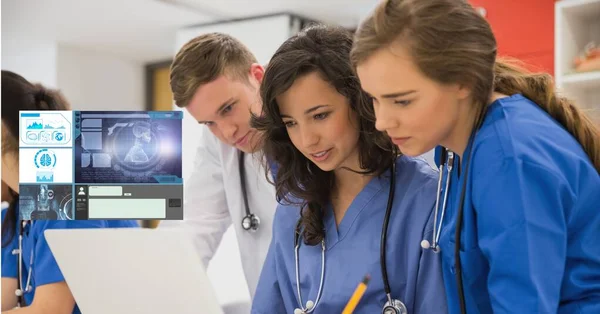Samenstelling Van Mannelijke Vrouwelijke Artsen Met Behulp Van Laptop Met — Stockfoto
