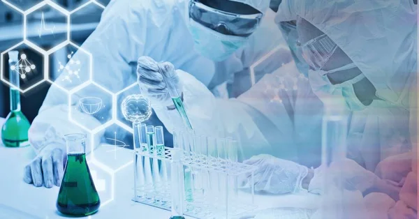Samenstelling Van Wetenschappers Ppe Pakken Met Reageerbuizen Die Werken Laboratorium — Stockfoto