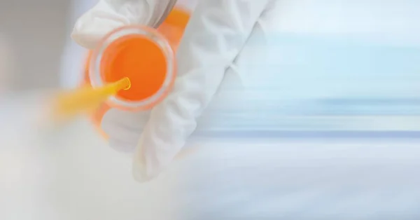 コピースペースとオレンジの液体で皿を保持科学者の構成 研究と科学の概念はデジタルで生成され — ストック写真