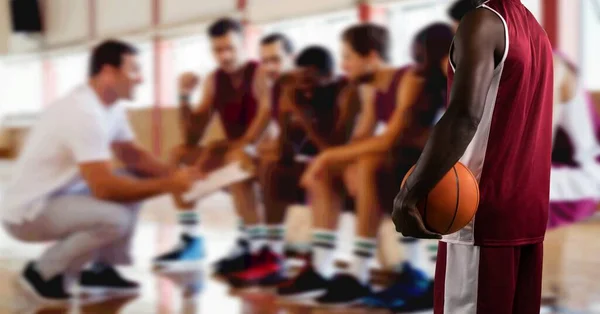 Composição Midsection Jogador Masculino Basquetebol Com Bola Sobre Quarto Trocador — Fotografia de Stock