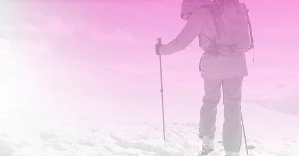 Komposition Von Skifahrer Den Bergen Mit Kopierraum Und Lila Tönung — Stockfoto