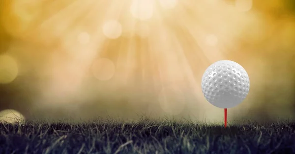 Zusammensetzung Des Golfballs Gras Auf Rotem Tee Und Kopierraum Sport — Stockfoto