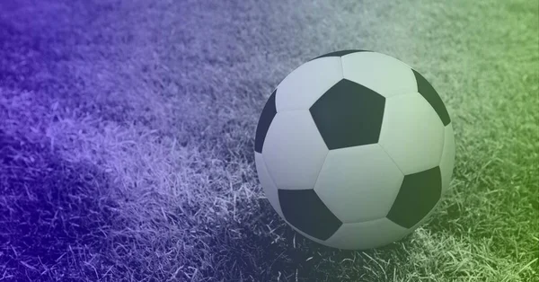 Fotokopi Alanı Mor Renkli Çimen Sahasında Beyaz Çizgi Üzerine Futbol — Stok fotoğraf