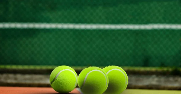Composición Tres Pelotas Tenis Pista Tenis Con Espacio Para Copias — Foto de Stock