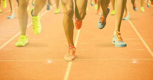 Σύνθεση Των Ποδιών Των Αθλητών Που Τρέχουν Πίστα Αγώνων Έννοια — Φωτογραφία Αρχείου