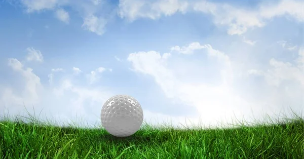 雲と青空と草の中にゴルフボールの組成 スポーツと競争の概念をデジタルで生成し — ストック写真