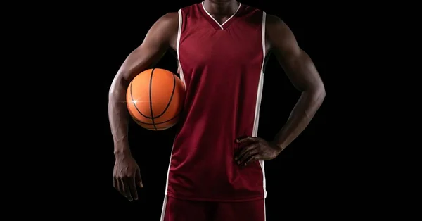 Siyah Arka Planda Top Fotokopi Alanı Olan Erkek Basketbolcunun Orta — Stok fotoğraf