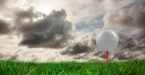 Sammansättning Golfboll Gräs Röd Tee Moln Och Kopiera Utrymme Idrotts — Stockfoto