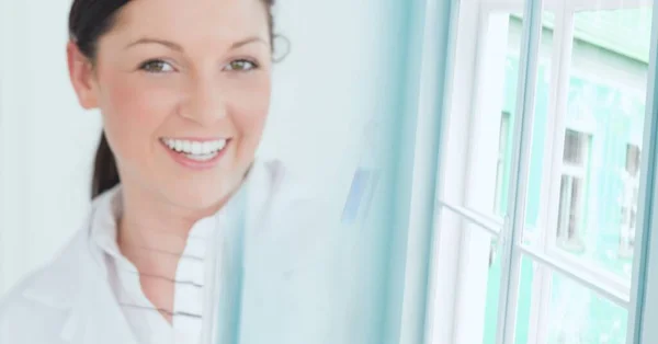 Composición Mujer Sonriente Científica Caucásica Que Trabaja Laboratorio Espacio Copia — Foto de Stock