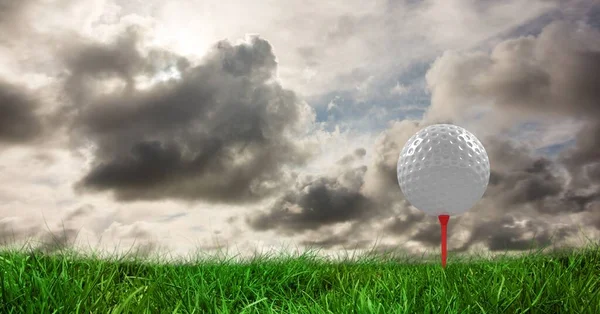 Composition Balle Golf Dans Herbe Sur Tee Rouge Les Nuages — Photo