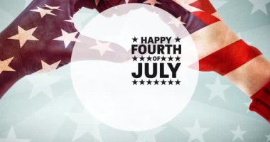 Amerikan bayrağının üzerindeki ellerle kalp şekli yapan kişinin 4 Temmuz metninin animasyonu. Vatanseverlik ve kutlama konsepti dijital olarak oluşturulmuş video.