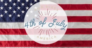 Amerikan bayrağı üzerinde 4 Temmuz metninin animasyonu. Vatanseverlik ve kutlama konsepti dijital olarak oluşturulmuş video.