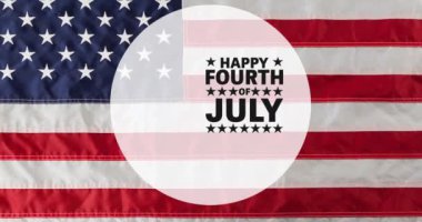 Amerikan bayrağı üzerinde mutlu 4 Temmuz metinlerinin animasyonu. Vatanseverlik ve kutlama konsepti dijital olarak oluşturulmuş video.