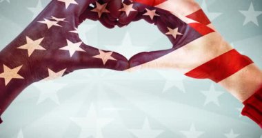 Amerikan bayrağı üzerinde gülümseyen erkek asker ve eşiyle birlikte Amerika 'nın özgür metinlerin animajı. Vatanseverlik, bağımsızlık ve kutlama konsepti dijital olarak oluşturulmuş video.