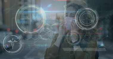 Yüz maskesi takan beyaz bir kadının tıbbi veri işleme kompozisyonu. küresel covid 19 salgın ve sağlık veritabanı konsepti dijital olarak oluşturulmuş görüntü.