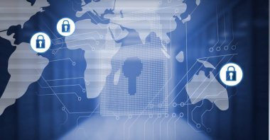 Dünya haritası ve bilgisayar devre kartı üzerinde çevrimiçi asma kilit simgelerinin bileşimi. küresel bağlantılar, teknoloji ve dijital arayüz kavramı dijital olarak oluşturulmuş görüntü.