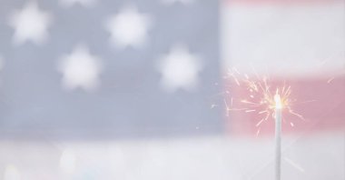 Amerikan bayrağı üzerinde fotokopi alanı olan maytap kompozisyonu. Vatanseverlik ve kutlama konsepti dijital olarak oluşturulmuş imaj.