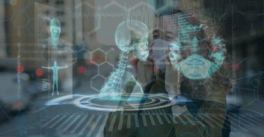 Yüz maskesi takan beyaz bir kadının tıbbi veri işleme kompozisyonu. küresel covid 19 salgın ve sağlık veritabanı konsepti dijital olarak oluşturulmuş görüntü.