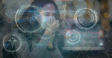 Yüz maskesi takan beyaz bir kadının tıbbi veri işleme kompozisyonu. küresel covid 19 salgın ve dijital arayüz kavramı dijital olarak oluşturulmuş görüntü.