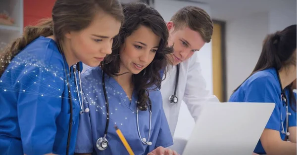 Composition Réseau Connexions Sur Les Médecins Masculins Féminins Utilisant Ordinateur — Photo