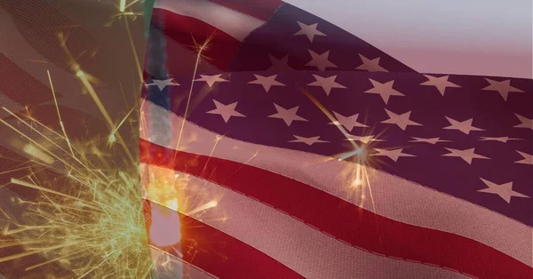 Zusammensetzung Der Wunderkerze Mit Kopierraum Über Der Amerikanischen Flagge Patriotismus — Stockfoto