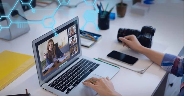 Samenstelling Van Het Netwerk Van Blauwe Zeshoeken Boven Vrouw Laptop — Stockfoto