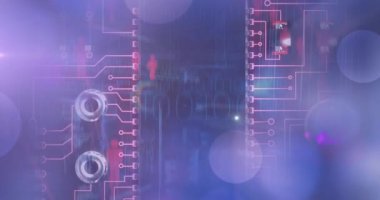 Parlayan bilgisayar devre kartında ikili kodlama ve veri işleme animasyonu. küresel bağlantılar, dijital arayüz ve dijital olarak oluşturulan güvenlik konsepti.